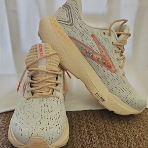Brand New Brooks Women's Running Shoes - Cream and Tan